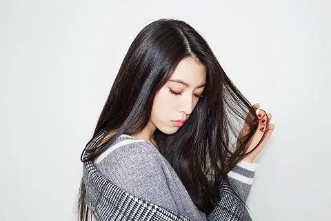 女生分手后爱你的表现
