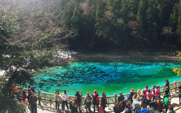 三家住成都的朋友可在微博关注“北京自驾游”公众号，在菜单栏中搜索“九寨沟”即可看到九寨沟的游玩指南，也可以查询当地的交通信息，找到酒店或火车火车直达到达机场或者火车站。