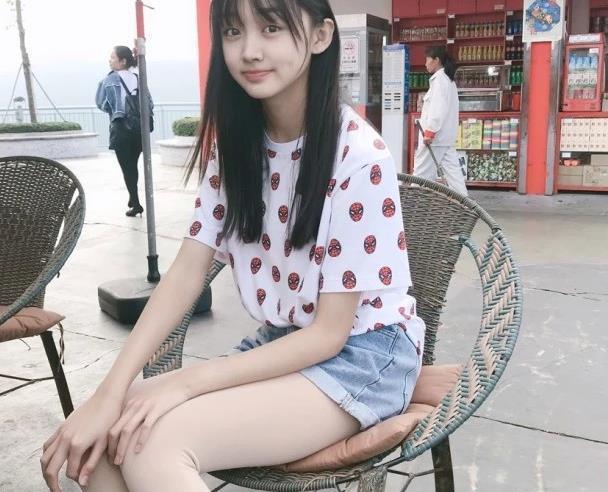 小李慧珍长大了，才14岁就有匀称腿，169的身高没白长
