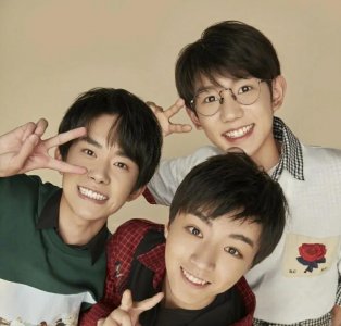 ​网友把TFBOYS头像文身上（粉丝纹身TFBOYS三人照片）