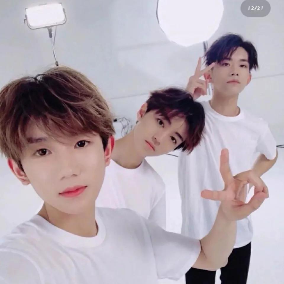 网友把TFBOYS头像文身上（粉丝纹身TFBOYS三人照片）