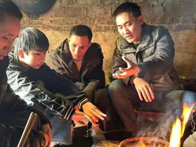 千里背母亲上大学的男孩现状（曾千里背母上大学感动无数人）(5)