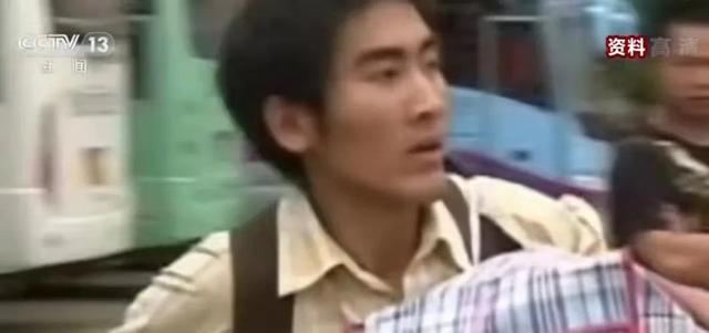 千里背母亲上大学的男孩现状（曾千里背母上大学感动无数人）(2)