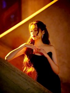​上海ELLE风尚大典，女星候场难掩倦容，关晓彤这次终于穿对了