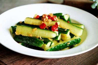 ​黄瓜蒜泥凉拌怎么弄 两根黄瓜一把蒜，夏至的餐桌不能少