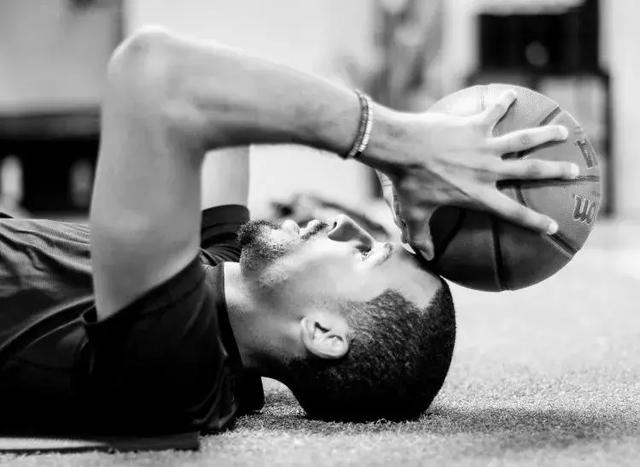 勇士队利文斯顿励志 从天才高中生到断腿重生(1)