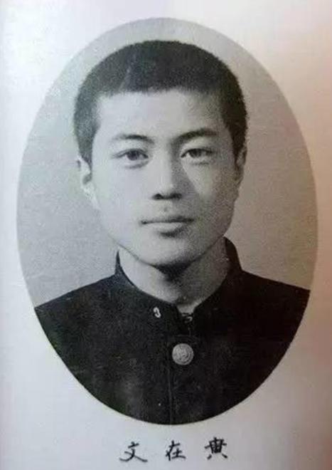 文在寅勾肩搭背（文在寅退休生活）(4)