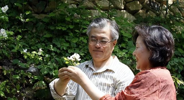 文在寅勾肩搭背（文在寅退休生活）(18)