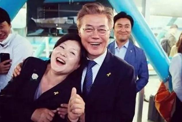 文在寅勾肩搭背（文在寅退休生活）(11)
