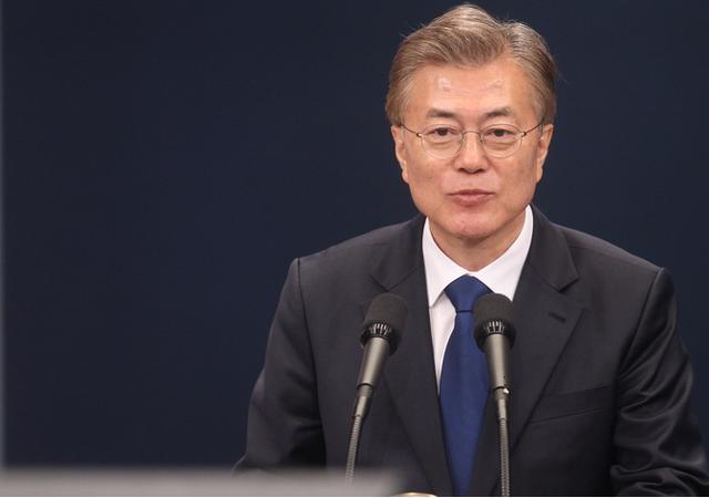 文在寅勾肩搭背（文在寅退休生活）(2)