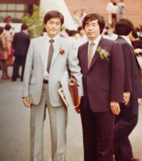 文在寅勾肩搭背（文在寅退休生活）(6)