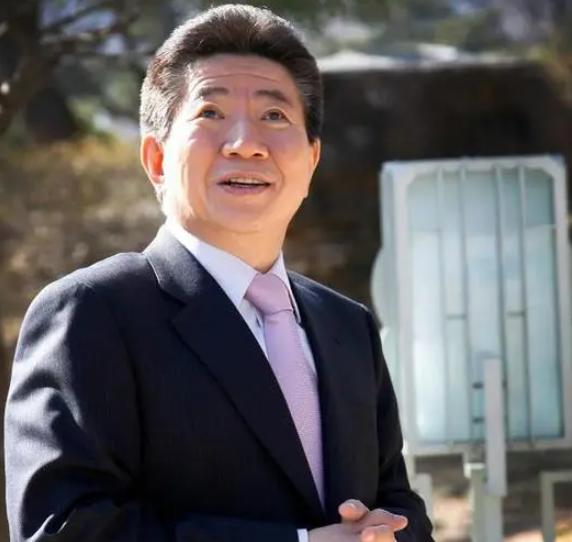 文在寅勾肩搭背（文在寅退休生活）(8)