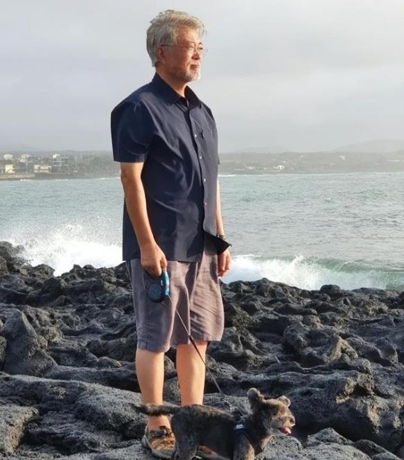 文在寅勾肩搭背（文在寅退休生活）(13)