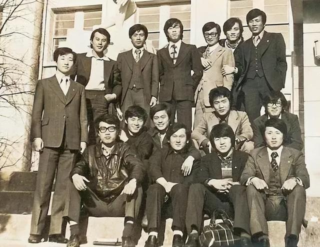 文在寅勾肩搭背（文在寅退休生活）(7)