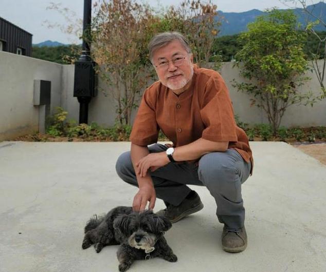 文在寅勾肩搭背（文在寅退休生活）(12)