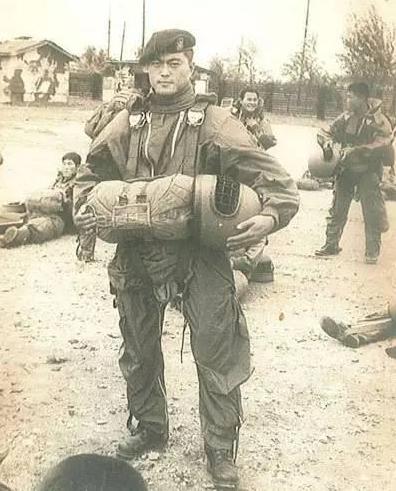 文在寅勾肩搭背（文在寅退休生活）(5)