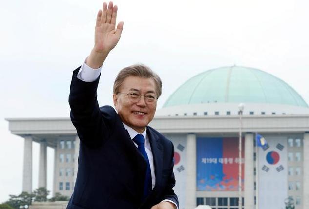 文在寅勾肩搭背（文在寅退休生活）(10)