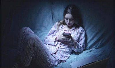 ​睡前关灯玩手机对眼睛有哪些危害 关灯玩手机的危害