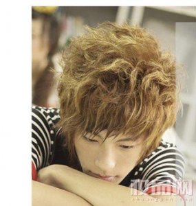 ​炫酷十足的杀马特发型 尽显你的潮男魅力