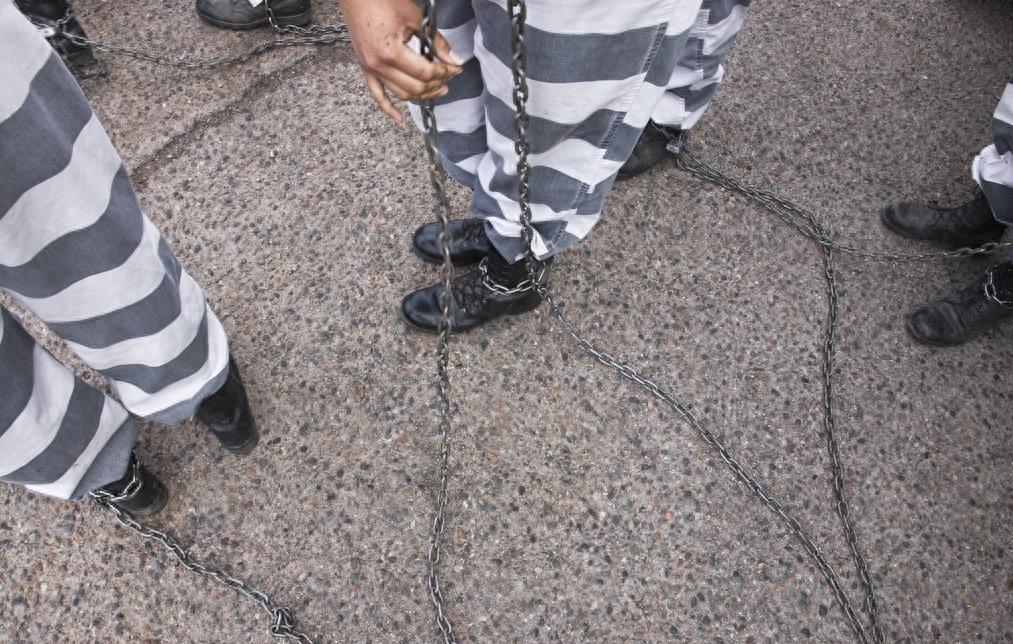 实拍美国女囚重刑犯,外出必须带脚镣,酷爱劳作