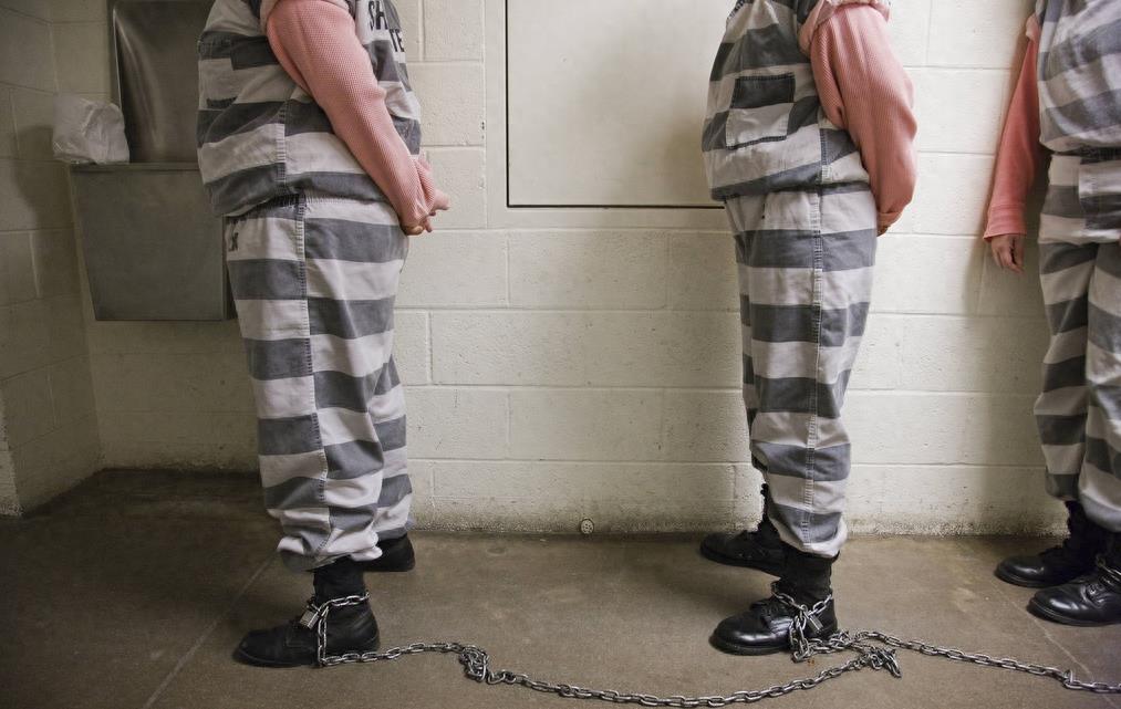 实拍美国女囚重刑犯,外出必须带脚镣,酷爱劳作