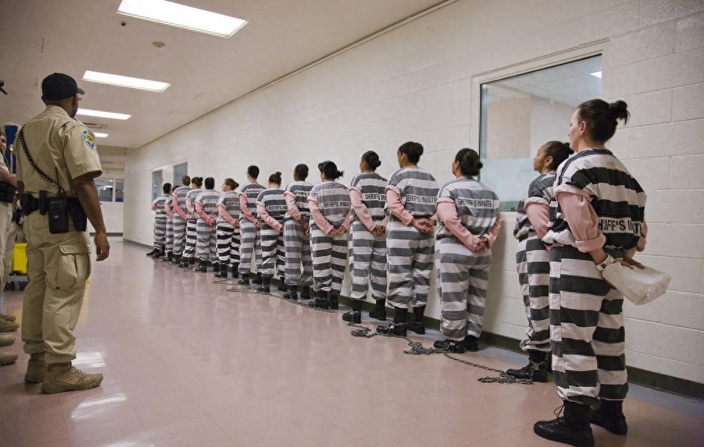 实拍美国女囚重刑犯,外出必须带脚镣,酷爱劳作