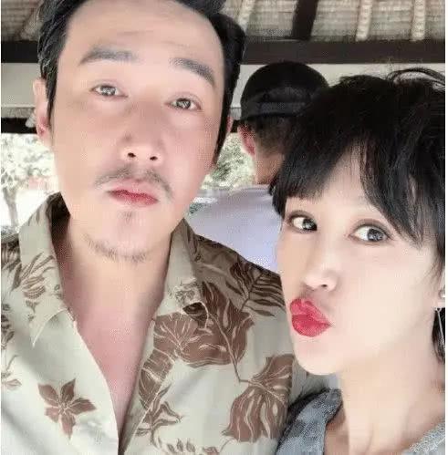 鲍蕾戴上眼镜更好看（有种整容叫没了妆的鲍蕾）(4)