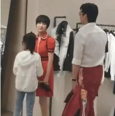 鲍蕾戴上眼镜更好看（有种整容叫没了妆的鲍蕾）(3)