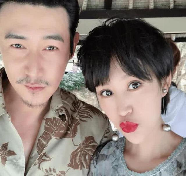 鲍蕾戴上眼镜更好看（有种整容叫没了妆的鲍蕾）(2)