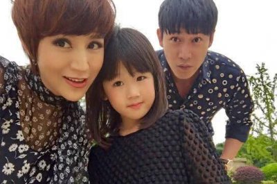 ​鲍蕾戴上眼镜更好看（有种整容叫没了妆的鲍蕾）