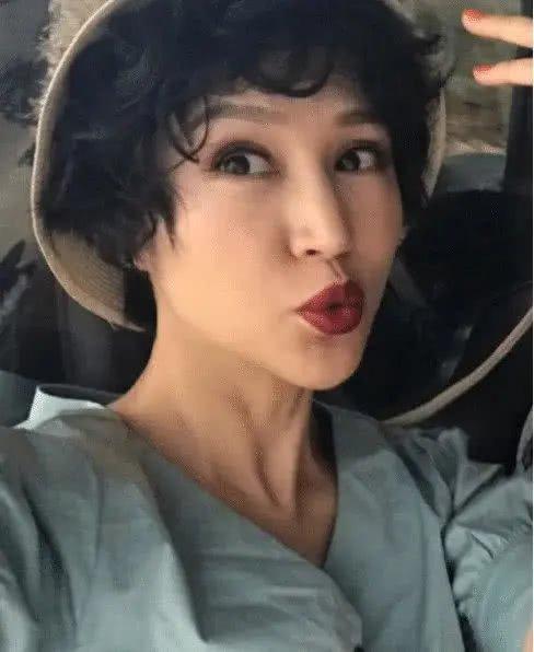 鲍蕾戴上眼镜更好看（有种整容叫没了妆的鲍蕾）(5)