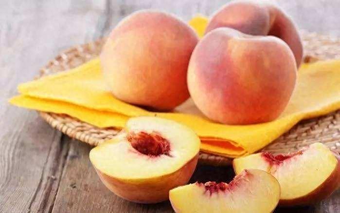 家里桃子太多吃不完怎么办？跟着农村大妈学晒桃干