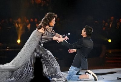 ​74岁徐小凤的重出江湖，引发热议，这才是娱乐圈的“悲哀”