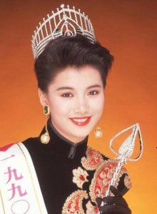 ​“最痴心港姐”谭小环：2次为爱退出娱乐圈，如今沦落街头卖鱼蛋