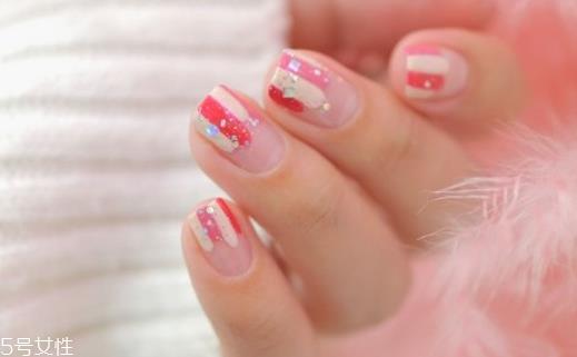 裸粉色条纹美甲教程 裸粉色条纹美甲样式 裸粉色条纹美甲教程 裸粉色条纹美甲样式