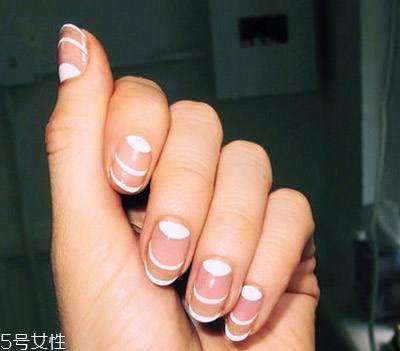 裸粉色条纹美甲教程 裸粉色条纹美甲样式 裸粉色条纹美甲教程 裸粉色条纹美甲样式
