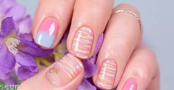 裸粉色条纹美甲教程 裸粉色条纹美甲样式 裸粉色条纹美甲教程 裸粉色条纹美甲样式