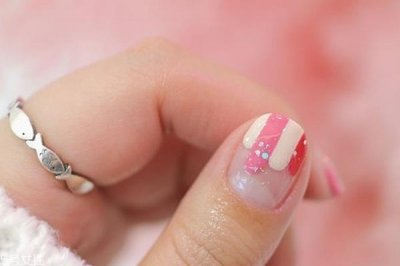 ​裸粉色条纹美甲教程 裸粉色条纹美甲样式