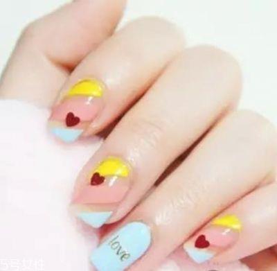 裸粉色条纹美甲教程 裸粉色条纹美甲样式 裸粉色条纹美甲教程 裸粉色条纹美甲样式