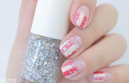 裸粉色条纹美甲教程 裸粉色条纹美甲样式 裸粉色条纹美甲教程 裸粉色条纹美甲样式