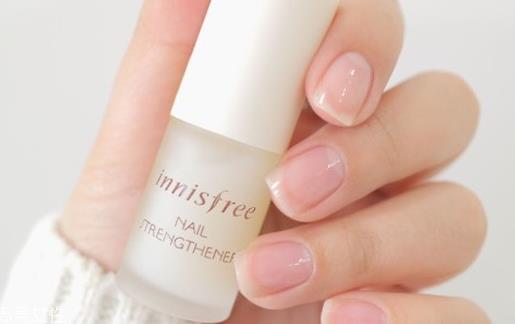 裸粉色条纹美甲教程 裸粉色条纹美甲样式 裸粉色条纹美甲教程 裸粉色条纹美甲样式