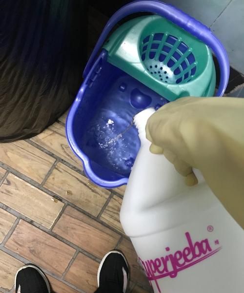 84消毒液和洗洁精混合可以拖地吗