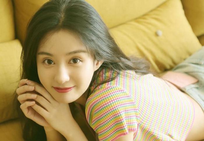 本以为郑合惠子离不开刘海,当她撩起后,又美又飒让人认不出来!