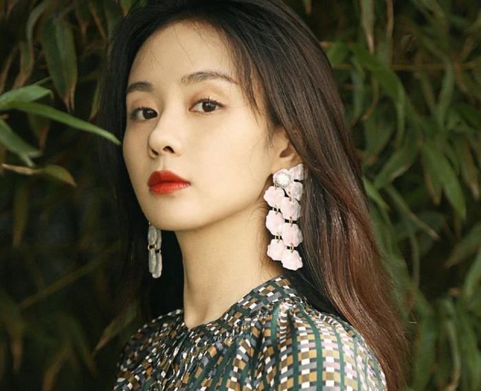 本以为郑合惠子离不开刘海,当她撩起后,又美又飒让人认不出来!