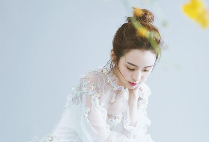 本以为郑合惠子离不开刘海,当她撩起后,又美又飒让人认不出来!