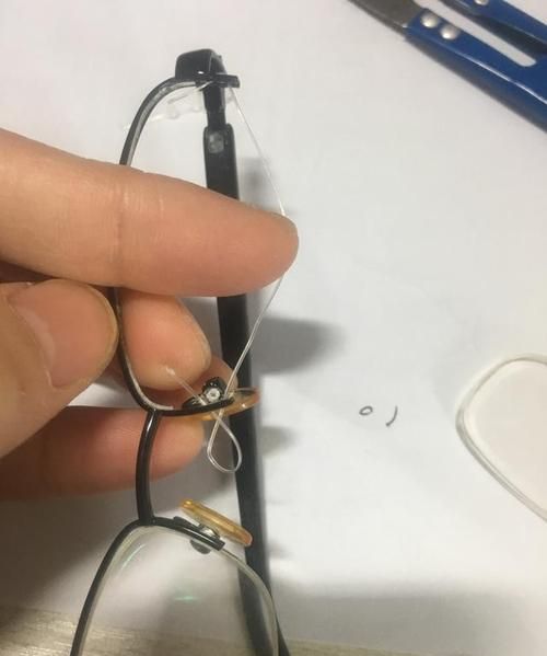 眼镜片掉了怎么装上