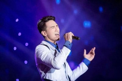 ​从广东罗定走出的歌手廖寰，以东山少爷为艺名，一直坚持唱粤语歌