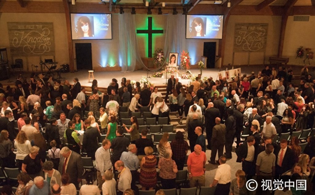 遭枪击女歌手克里斯蒂娜·圭密追悼会举行 家人泣不成声