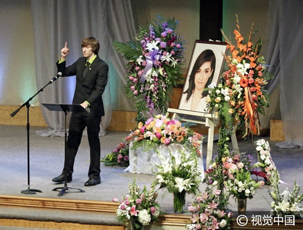 遭枪击女歌手克里斯蒂娜·圭密追悼会举行 家人泣不成声