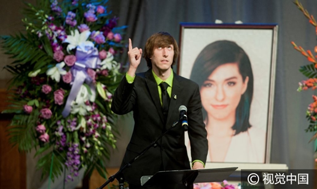 遭枪击女歌手克里斯蒂娜·圭密追悼会举行 家人泣不成声